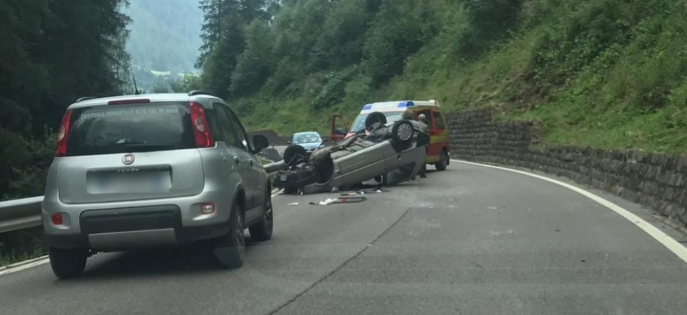 Perde il controllo dell'auto, si schianta contro un muretto e si ribalta due volte