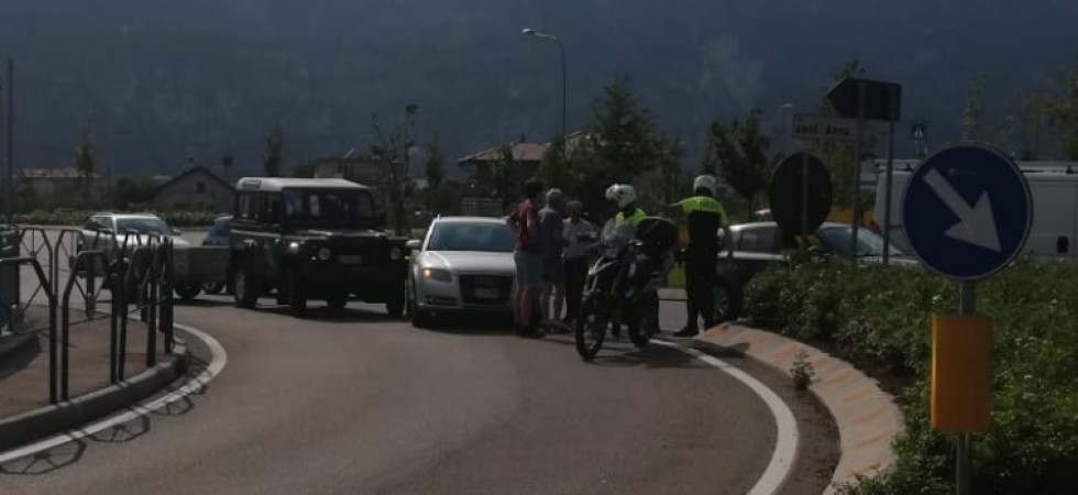 Scontro alla rotatoria Bermax, due mezzi coinvolti