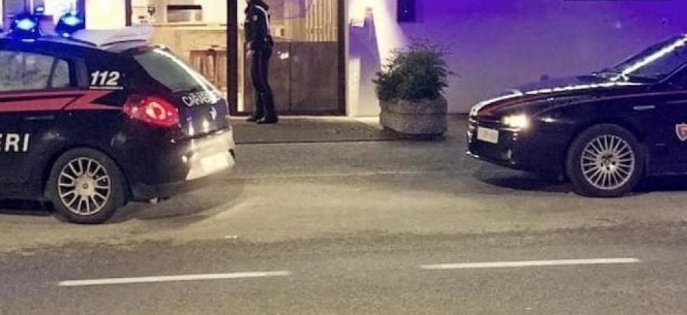 Cerca di prendere a schiaffi i carabinieri dopo aver creato problemi in un locale, nei guai un 34enne