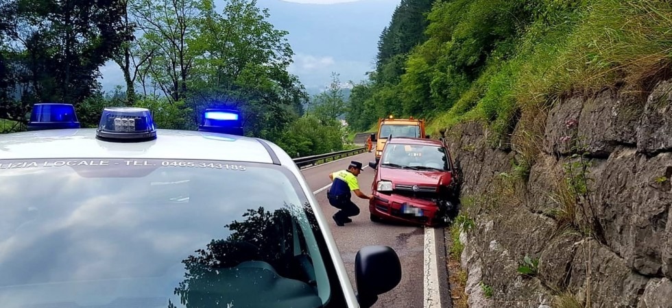Invade la corsia opposta e poi si schianta contro il muro