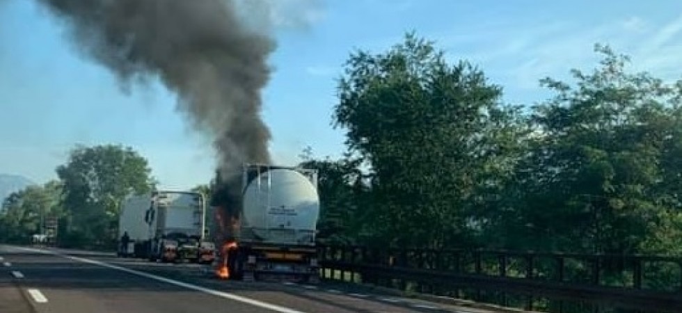 Foto tratta da Facebook Prende fuoco un'autocisterna, paura e traffico bloccato in A22