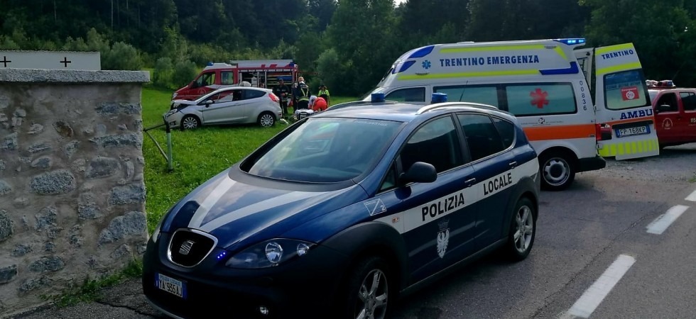 Si sente male mentre è alla guida e con l'auto finisce contro il muro del cimitero
