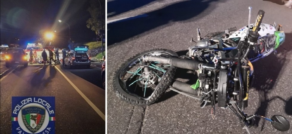 Si scontra violentemente con un'auto e i pezzi della moto finiscono addosso a un altro mezzo