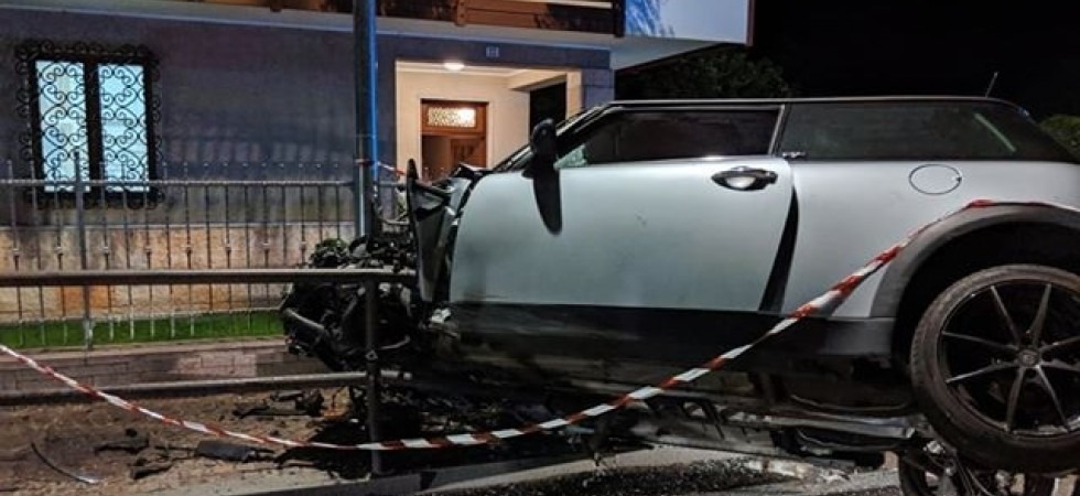 Perdono il controllo dell'auto e si schiantano sul recinto di una casa, paura per due ragazzi