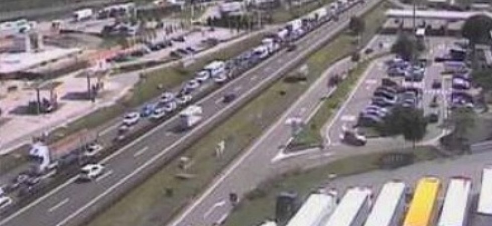 Incidente in A22, tamponamento tra un'auto e un mezzo pesante