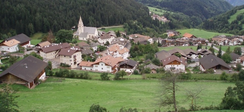 Rubano in un maso e cercano di distruggere l'impianto di videosorveglianza, denunciate due ragazze