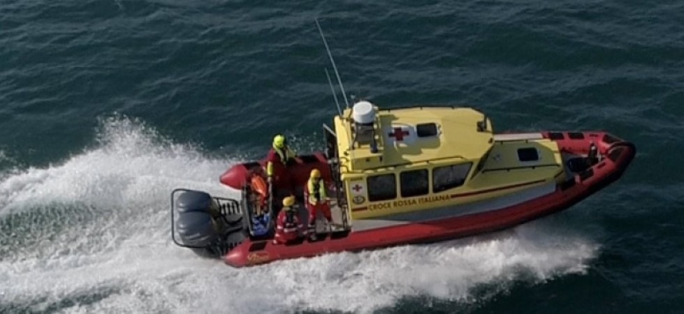 Si butta in acqua e non riemerge più, in corso le ricerche di una persona nel lago di Garda