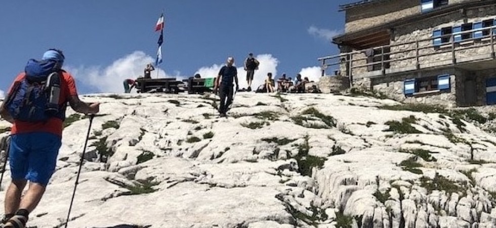 Portarsi la borraccia e non avere pretese nei pasti: Il rifugio non è un albergo''