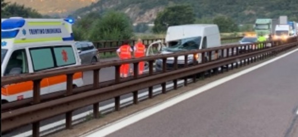 Tamponamento tra furgone e mezzo industriale in A22, rallentamenti e code in autostrada