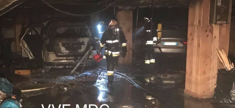 Foto VVF Madonna di Campiglio Incendio nella notte in un hotel, i vigili del fuoco portano in salvo quattro ragazzi bloccati su un poggiolo