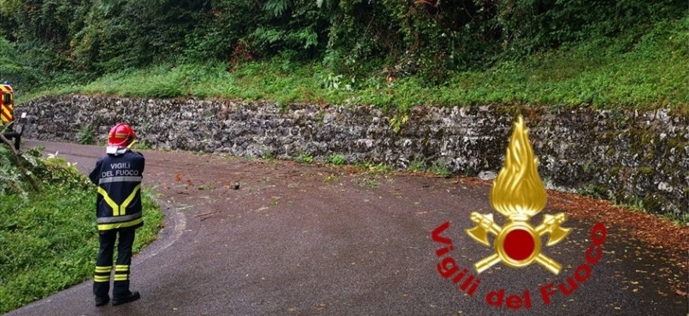Smottamento sulla SP48, strada chiusa