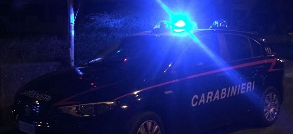 Aggredisce la compagna prendendola a schiaffi in un locale
