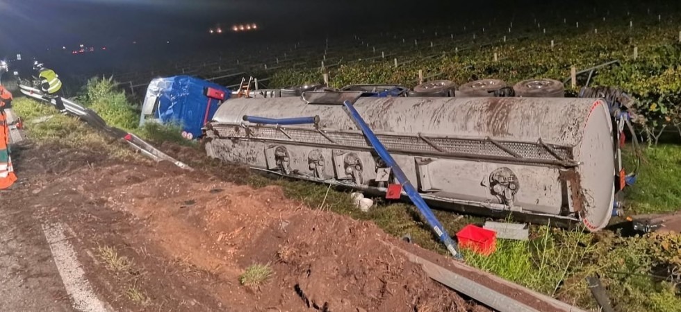 Paura a San Michele, un autoarticolato che trasporta carburante si è rovesciato