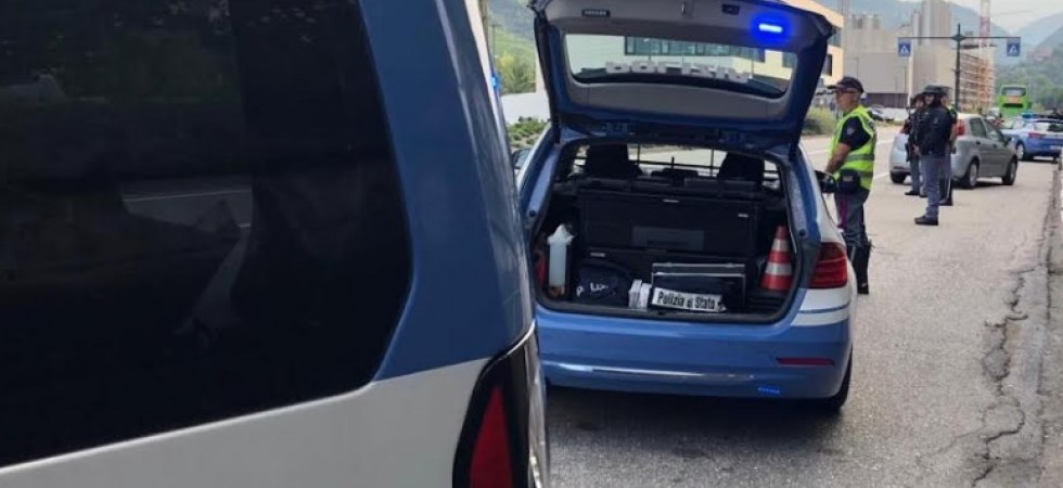 Ritrovato uno zaino con 50 dosi di cocaina, indagini in corso da parte della polizia