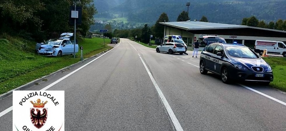 Sorpassa e finisce per scontrarsi con un'altra macchina, paura sulla Sp34