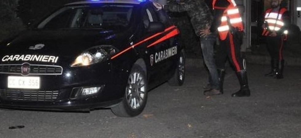 Molesta le persone per strada e poi aggredisce i carabinieri che cercano di calmarlo