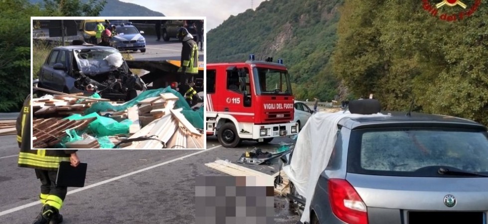 Camion perde le assi di legno e schiaccia una macchina