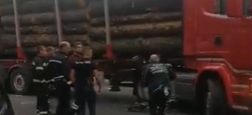Ciclista investita da un tir che trasporta tronchi, grave una 67enne