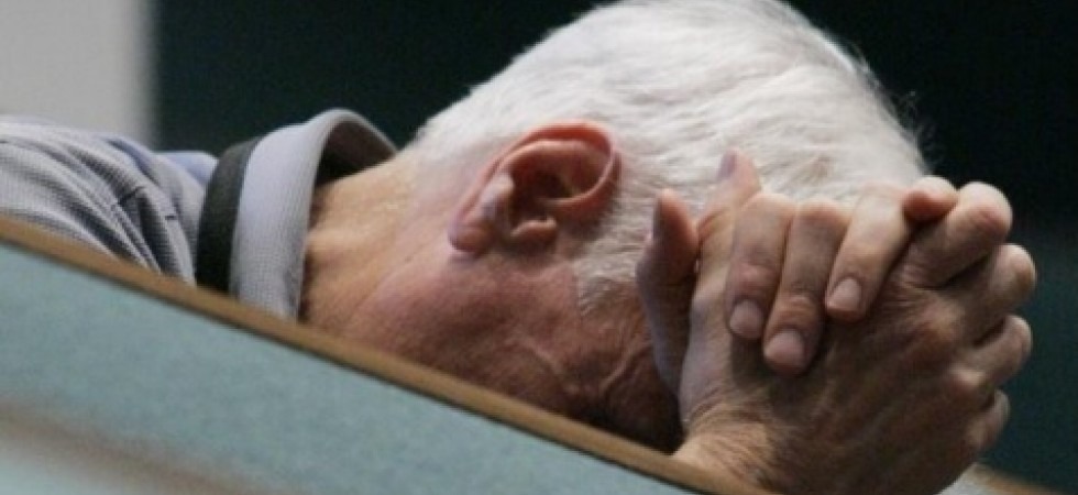Lo bloccano con l'inganno, gli tappano la bocca e gli rubano i soldi