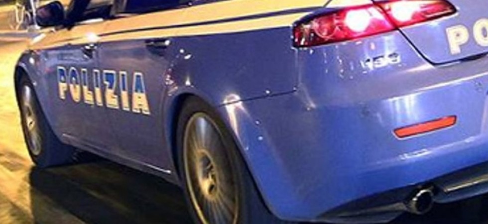 All'alt della polizia tentano la fuga, avevano dell'eroina nascosta all’interno del filtro dell’aria