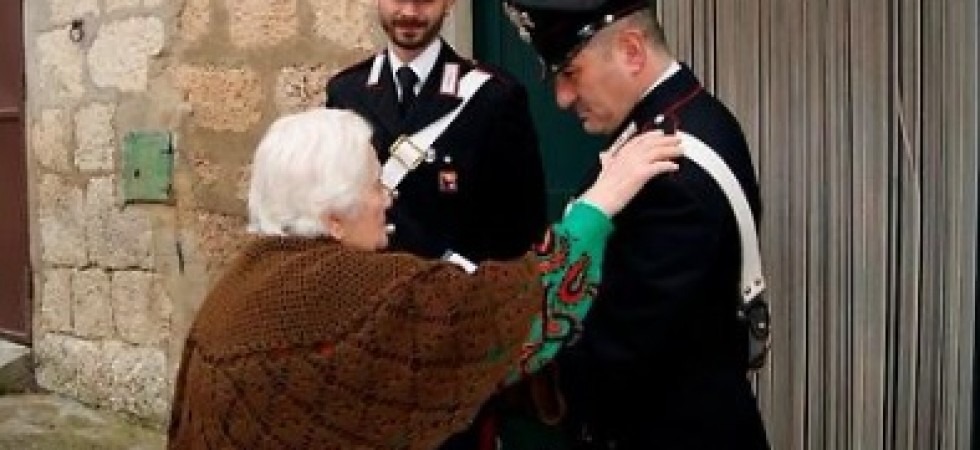 Ruba le chiavi ad un'anziana e poi le occupa casa
