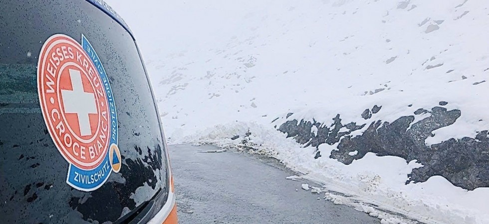 Sale sul tetto di casa per spalare la neve ma scivola e precipita, muore un 67enne