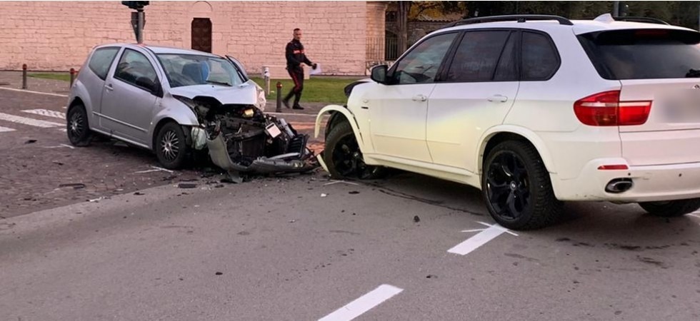 Paura sulla SS45bis, scontro frontale tra auto