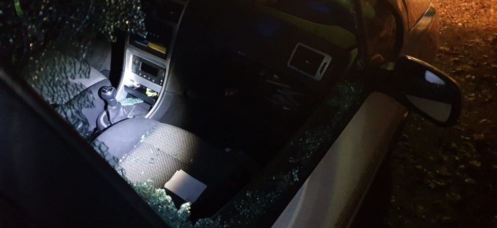 Foto da internet Rompono il vetro di un'auto e cercano di rubarla, due 19enni bloccati dalla polizia
