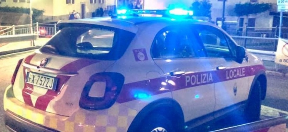 Fermato dalla polizia scende barcollando dalla macchina: in corpo aveva un tasso di alcol quasi 5 volte superiore al limite