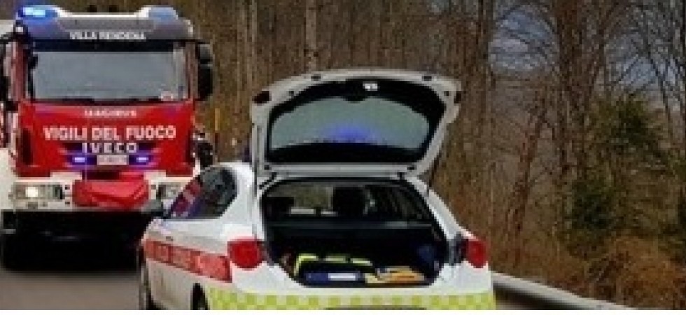 Un'auto esce di strada e vola nel rio, tre persone coinvolte