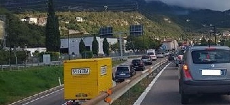 Gardesana bloccata, tre mezzi si sono scontrati