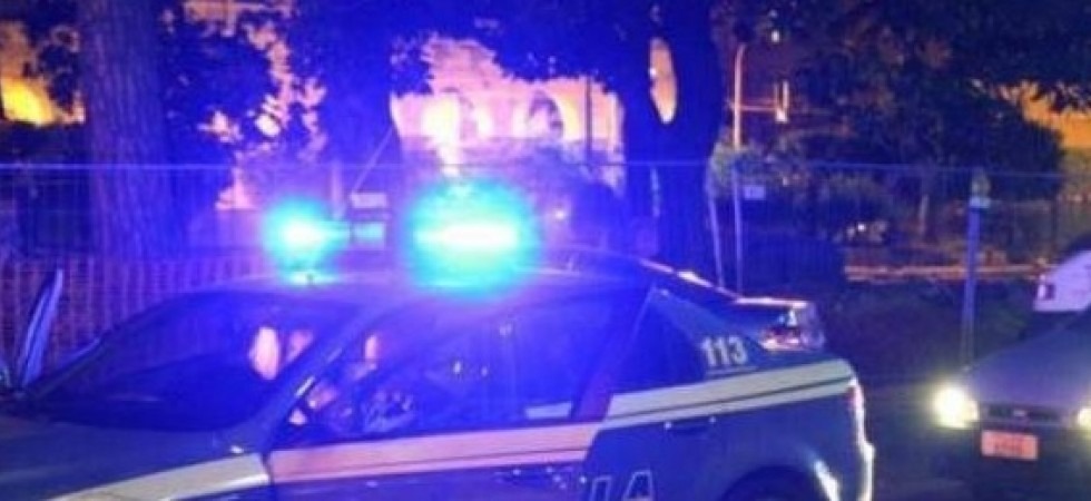 Rapinano e prendono a pugni in faccia un uomo