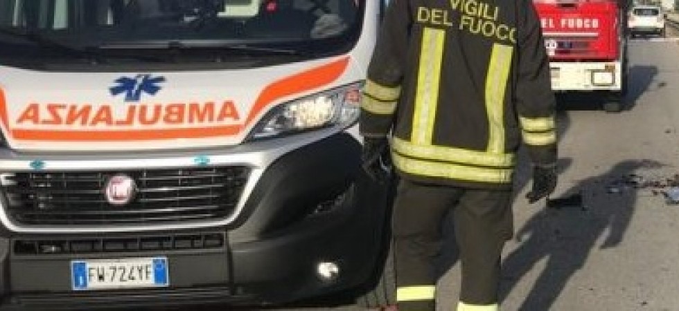 Foto archivio Scontro frontale tra due macchine, quattro persone coinvolte