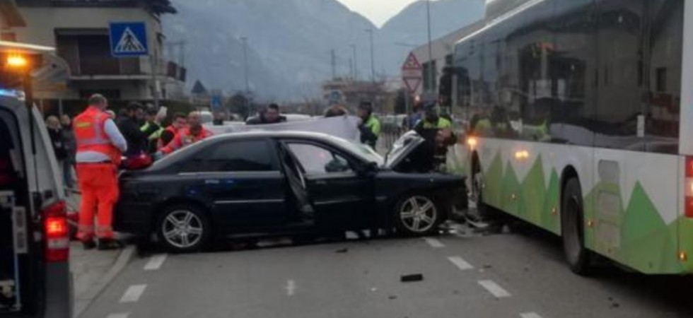 Trento, invade la corsia opposta e si schianta contro un autobus