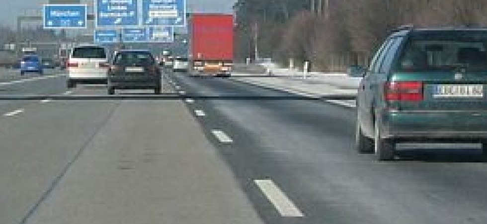 Dimentica le figlie in autogrill, avvisato dalla polizia torna a riprenderle