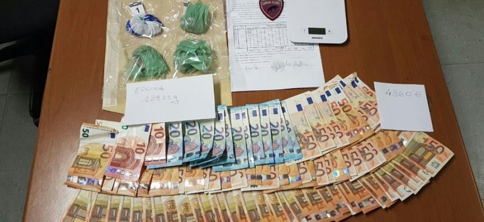 Due persone arrestate per spaccio di droga: in tasca uno dei fermati aveva oltre 4 mila euro