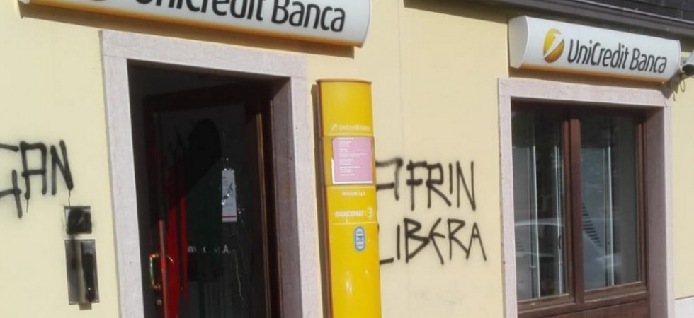Foto: ildolomiti.it Vetrine prese a sassate e muri imbrattati all'Unicredit di Mori