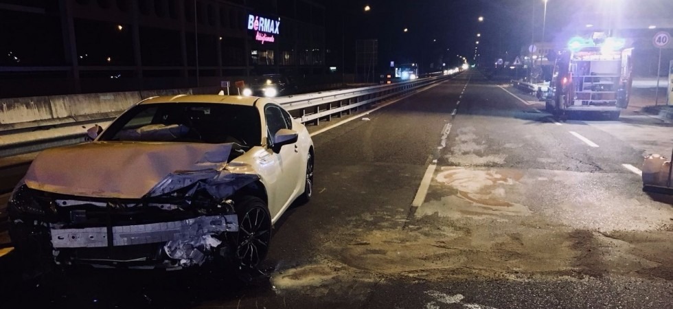 Esce di strada e finisce contro il guard rail