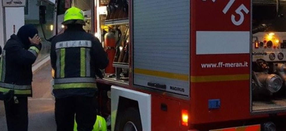 Incendio in appartamento, 71enne salvato dai vigili del fuoco e trasportato in ospedale