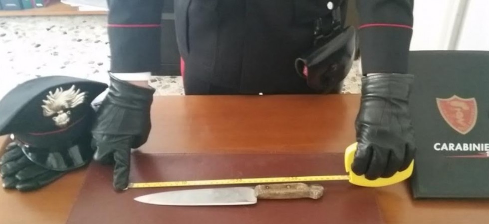 Ubriaco non gli servono da bere e aggredisce i titolati dei bar con dei coltelli