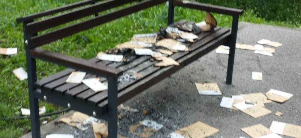 Atto vandalico al parco di Melta, bruciati i sacchetti per raccogliere i bisogni dei cani