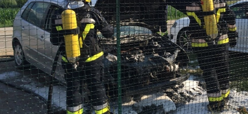 Auto in fiamme, paura per una famiglia