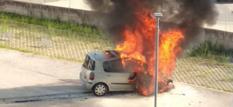 Un'auto prende fuoco a Spini di Gardolo, l'intervento dei vigili del fuoco