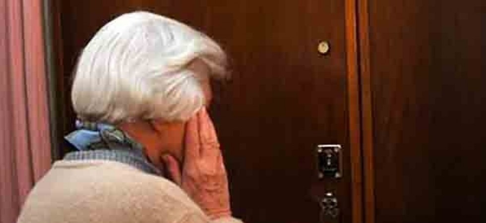 Approfitta dell'anziana sola e invalida per ingannarla con 7 polizze