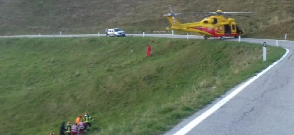 Esce di strada con la moto e finisce in una scarpata, 21enne trasportato in elicottero al Santa Chiara