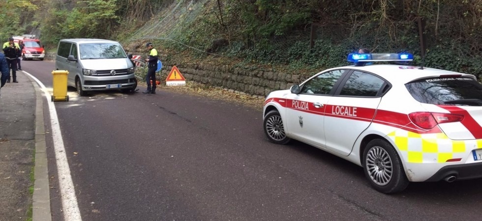 Traffico in tilt in via Vicenza, non rispetta il senso unico alternato e si scontra con un'auto