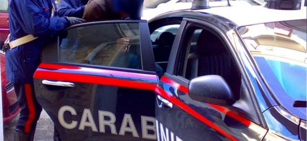 Tenta di entrare in casa di una donna dalla finestra e aggredisce i carabinieri