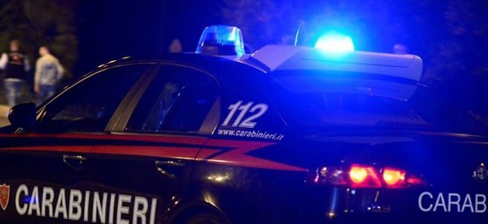 Donna aggredisce a morsi i carabinieri e tenta di rubare la pistola