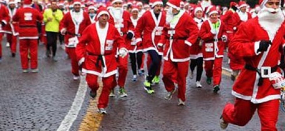 Un "fiume rosso" di Babbi Natale per i bambini del reparto oncologico