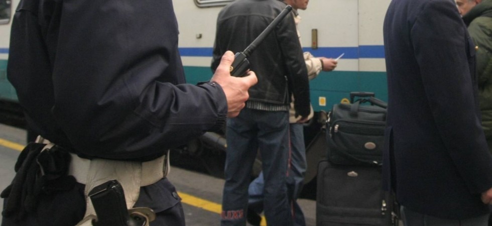 Viaggiavano in treno con documenti falsi e un decreto di carcerazione, due persone arrestate